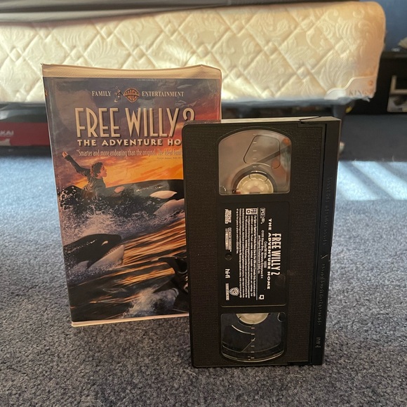 Pack of 2 VHS: Free Willy |  Free Willy 2 - Picture 2 of 2